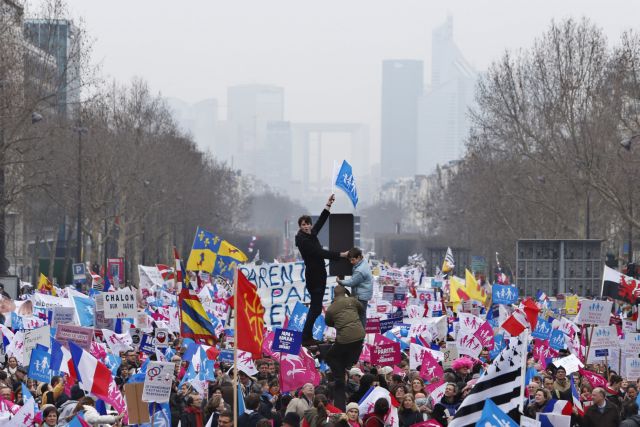 Διαδήλωση στο Παρίσι κατά της νομιμοποίησης των γάμων ομοφυλοφίλων